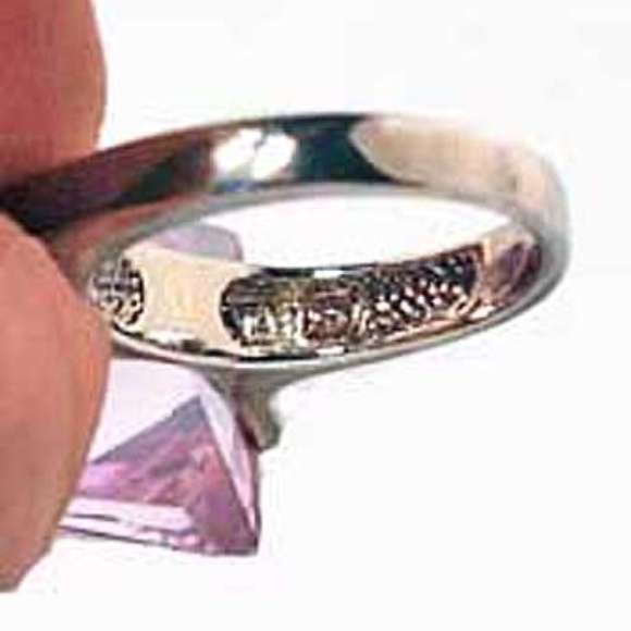 18 carat LILAC CUBIC ZIRCONIA RING, Sz 8, STERLING SILVER, SOLITAIRE GEM 3/4 in. - Picture 2 of 4